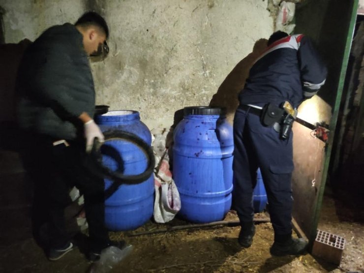 İzmir’de bin 35 litre sahte içki ele geçirildi