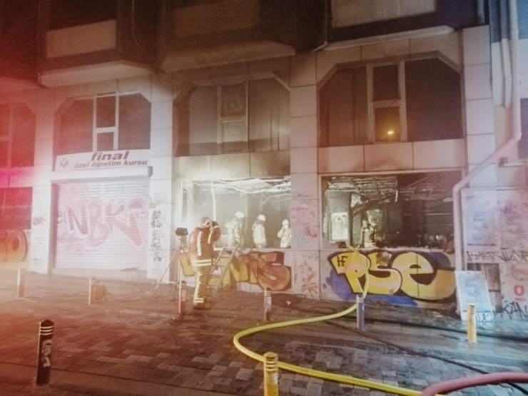 Kadıköy’de beş katlı özel eğitim kurumu alev alev yandı