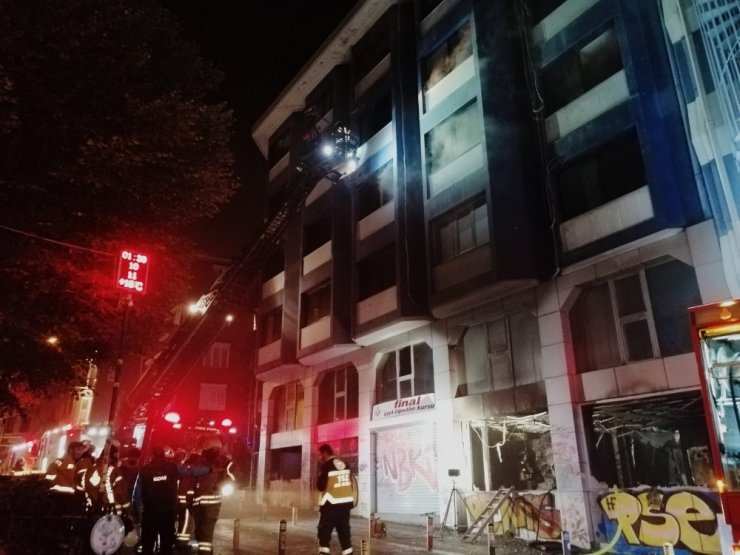 Kadıköy’de beş katlı özel eğitim kurumu alev alev yandı