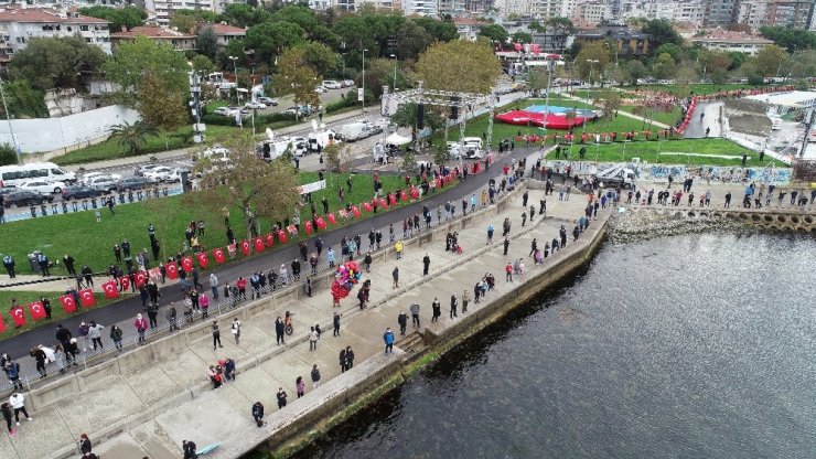 Kadıköy’de 10 Kasım’da “Ata’ya saygı zinciri” oluşturuldu