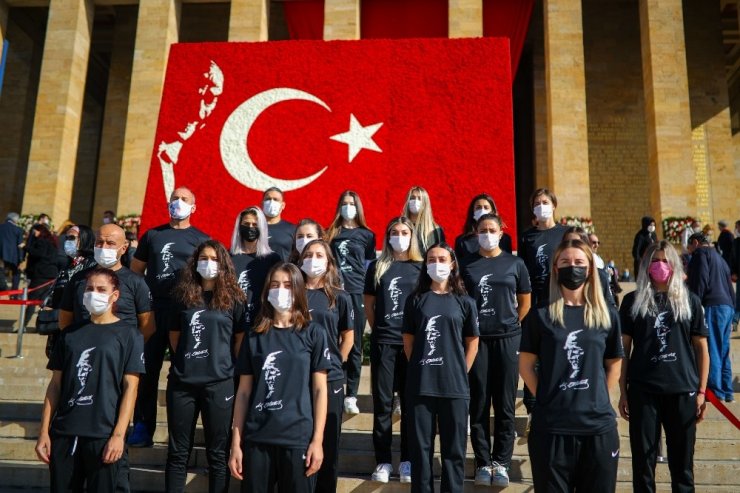 Muratpaşa Belediyespor Kadın Hentbol Takımı Anıtkabir’i ziyaret etti