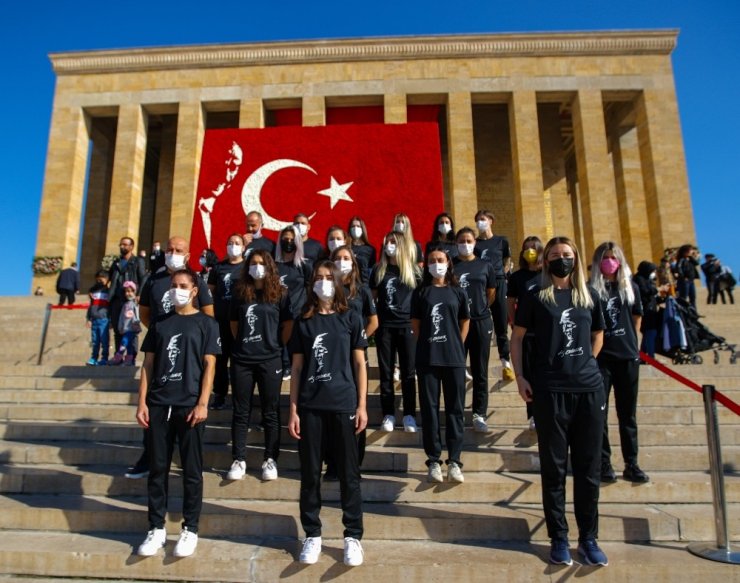 Muratpaşa Belediyespor Kadın Hentbol Takımı Anıtkabir’i ziyaret etti