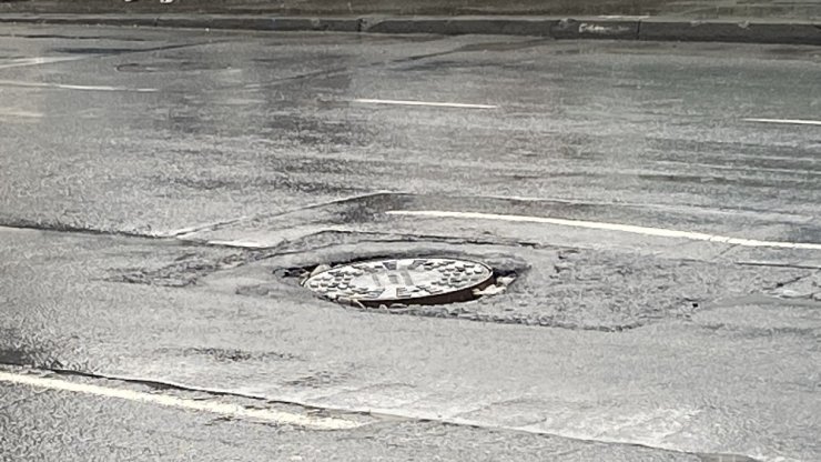 İstanbul’da korkutan rögar kapağı kazası kamerada