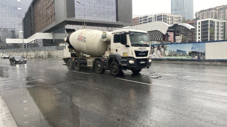 İstanbul’da korkutan rögar kapağı kazası kamerada