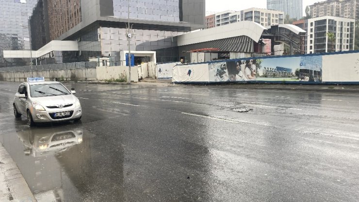 İstanbul’da korkutan rögar kapağı kazası kamerada