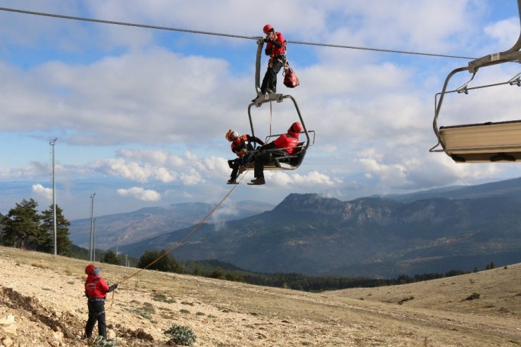 Kış turizmi öncesi Keltepe Kayak Merkezi’nde kurtarma eğitimi