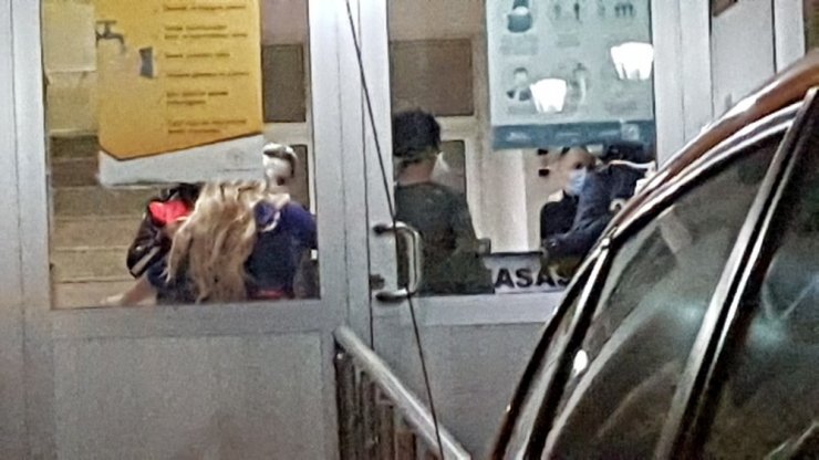 Pişkin hırsız çalıntı araçla kız arkadaşlarını gezdirdi