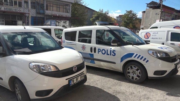 Karabük’te ecza deposuna giren hırsızlar 48 adet ilacı çaldı