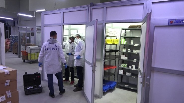 Karabük’te ecza deposuna giren hırsızlar 48 adet ilacı çaldı