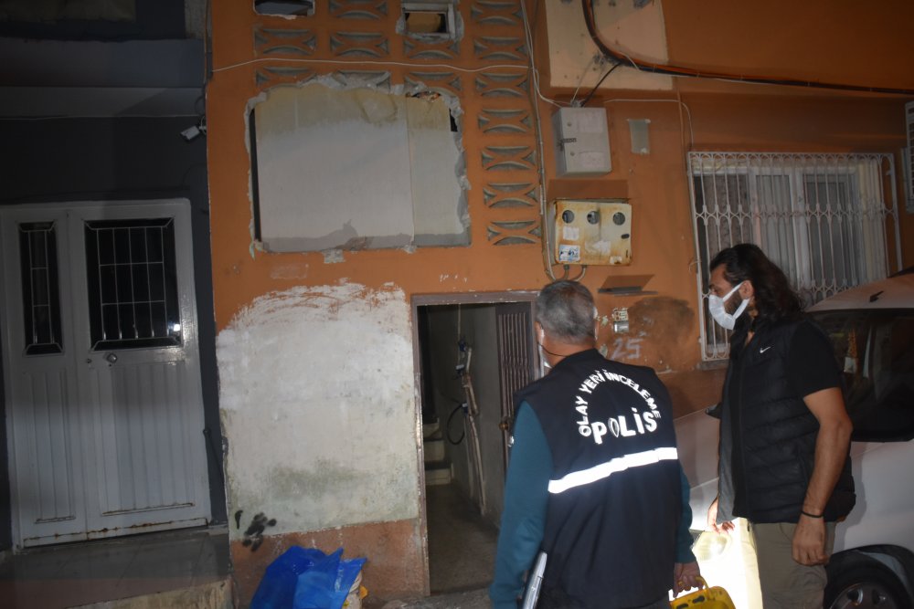 Karısını göğsünden bıçakladı