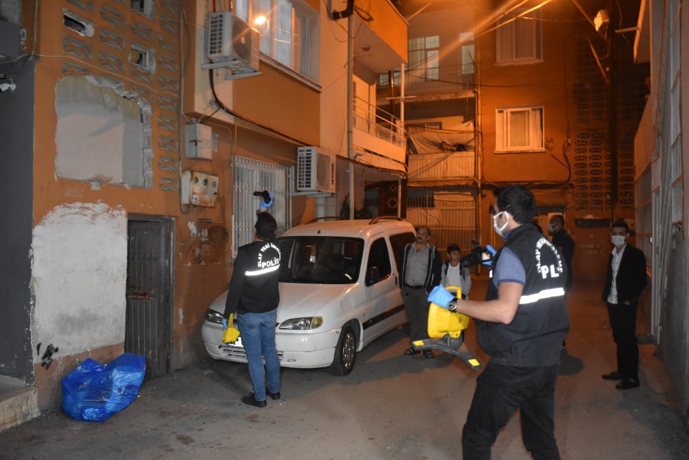 Karısını göğsünden bıçakladı
