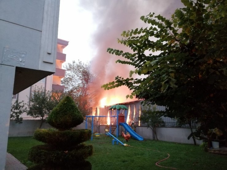 Kartal’da kağıt fabrikası alev alev yandı