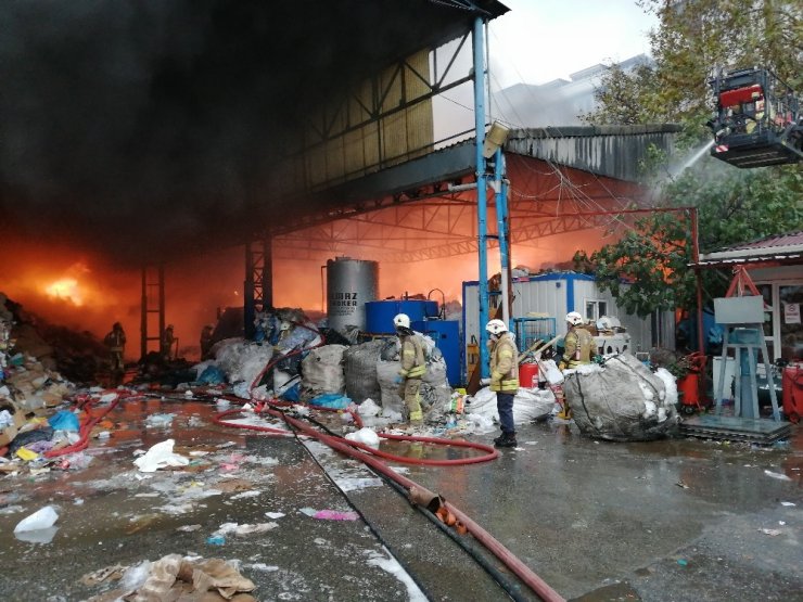 Kartal’da kağıt fabrikası alev alev yandı