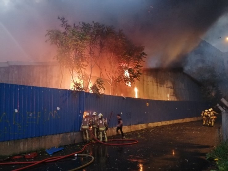Kartal’da kağıt fabrikası alev alev yandı