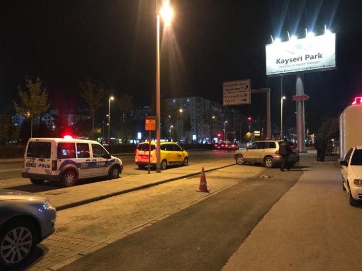 Camiden çıkan iş adamı silahlı saldırıya uğradı