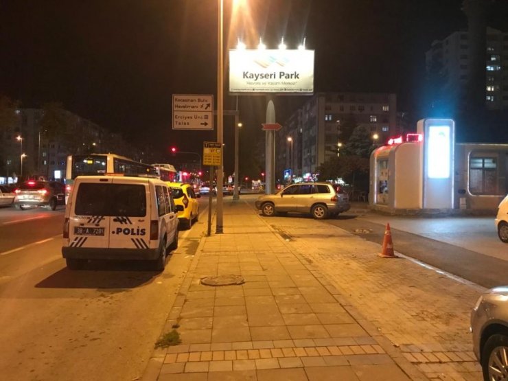 Camiden çıkan iş adamı silahlı saldırıya uğradı