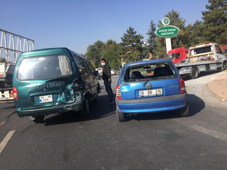 Freni patlayan kamyonet 3 araca çarparak durabildi