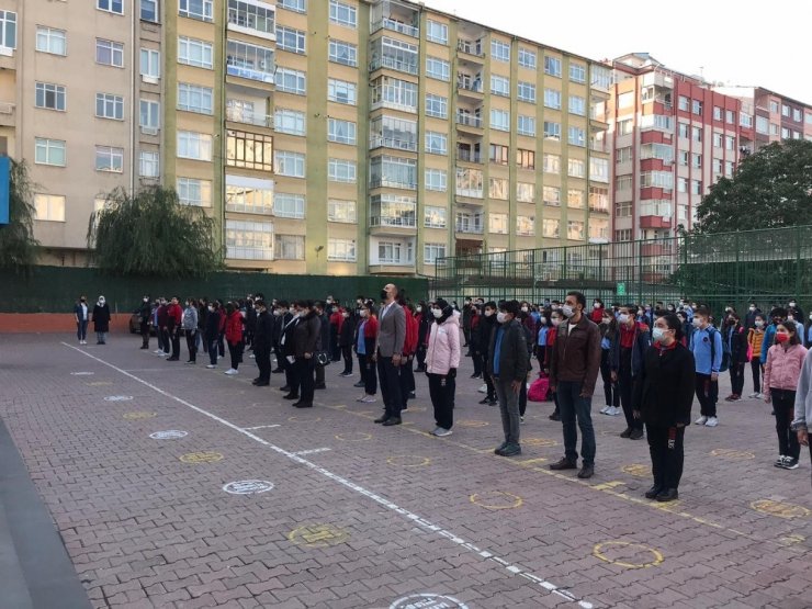 Ortaokul öğrencileri uzaktan eğitim ile 20 günde 10 Kasım’a hazırlandı