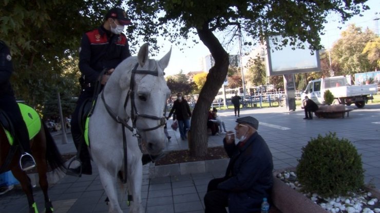 Kayseri’de kamuya açık alanlarda, maske ve sigara denetimi yapıldı