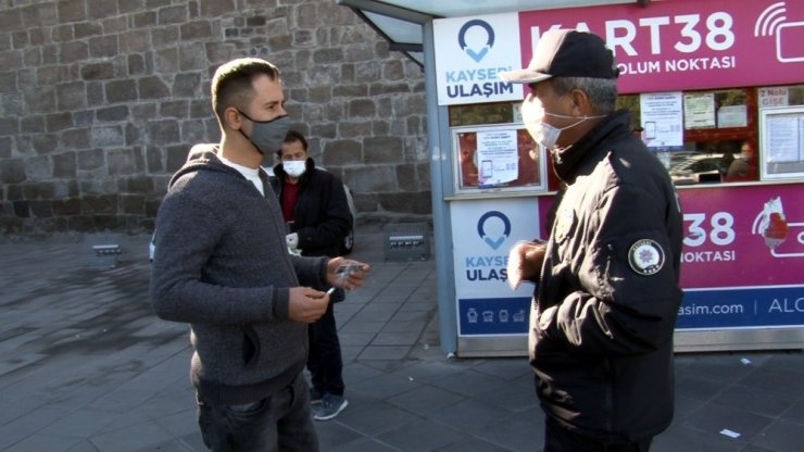 Kayseri’de kamuya açık alanlarda, maske ve sigara denetimi yapıldı