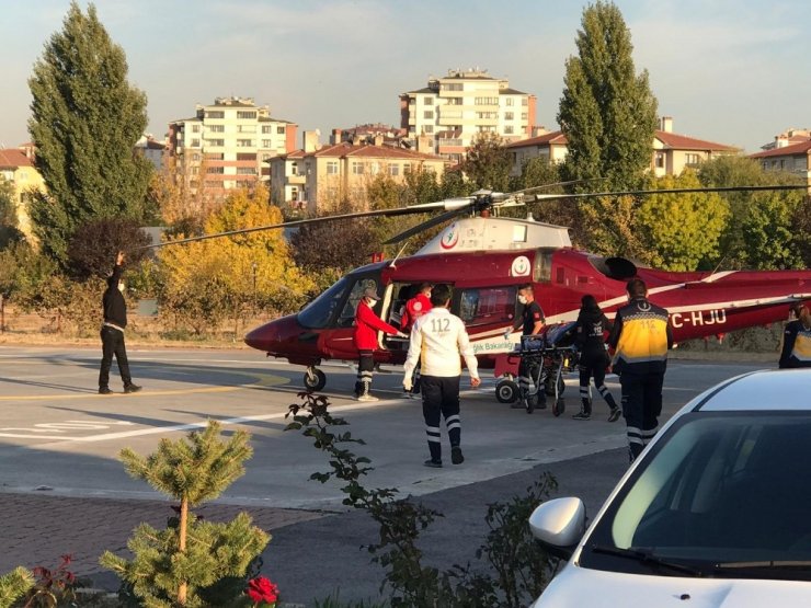 Kalp krizi geçiren yaşlı kadının imdadına ambulans helikopter yetişti