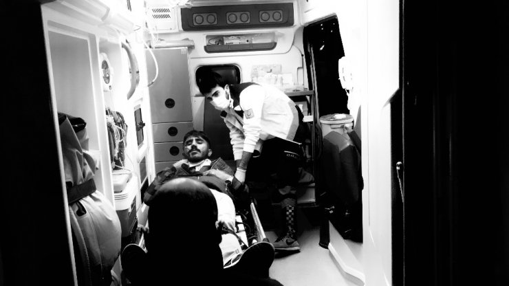 Kontrolden çıkan otomobil TIR’a yandan çarpıp karşı şeride uçtu: 2 yaralı