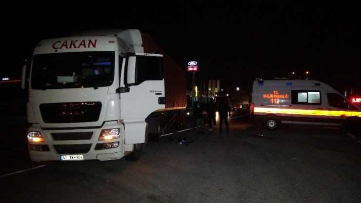 Kontrolden çıkan otomobil TIR’a yandan çarpıp karşı şeride uçtu: 2 yaralı