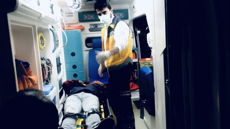 Kontrolden çıkan otomobil TIR’a yandan çarpıp karşı şeride uçtu: 2 yaralı