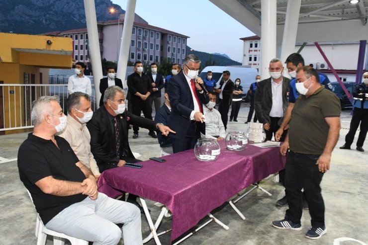 Kemer’de pazar esnafı yeni yerlerine kavuştu