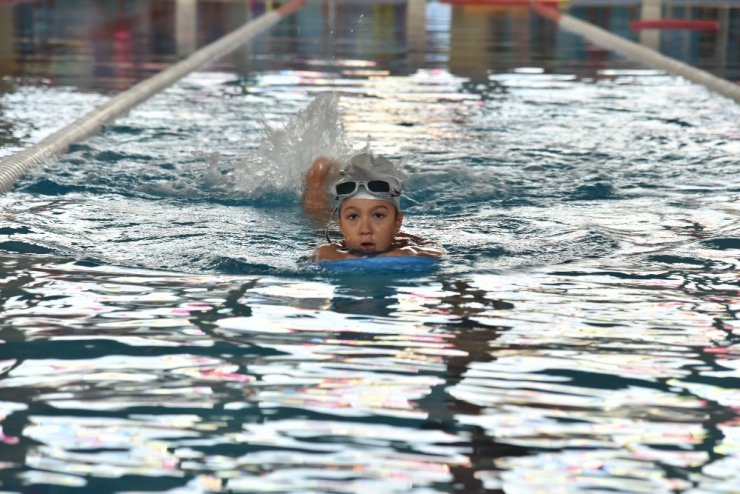 Modern tesiste yüzme havuzu yeniden hizmete açıldı