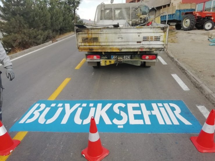 Malatya’da ilçe yolları işaretlemelerle daha güvenli hale geliyor