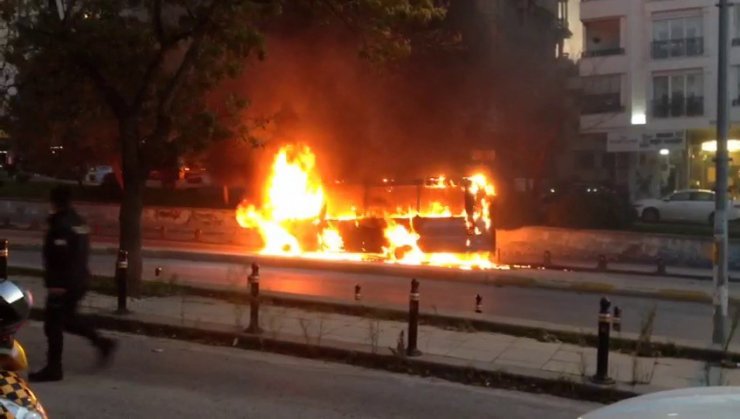 Maltepe’de minibüs alev alev yandı, faciadan dönüldü