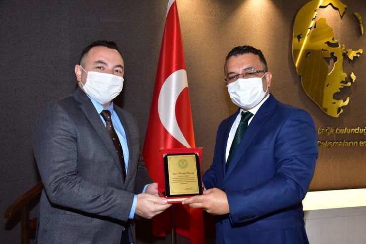 İzmir depreminde görev alan daire başkanlıklarına teşekkür plaketi