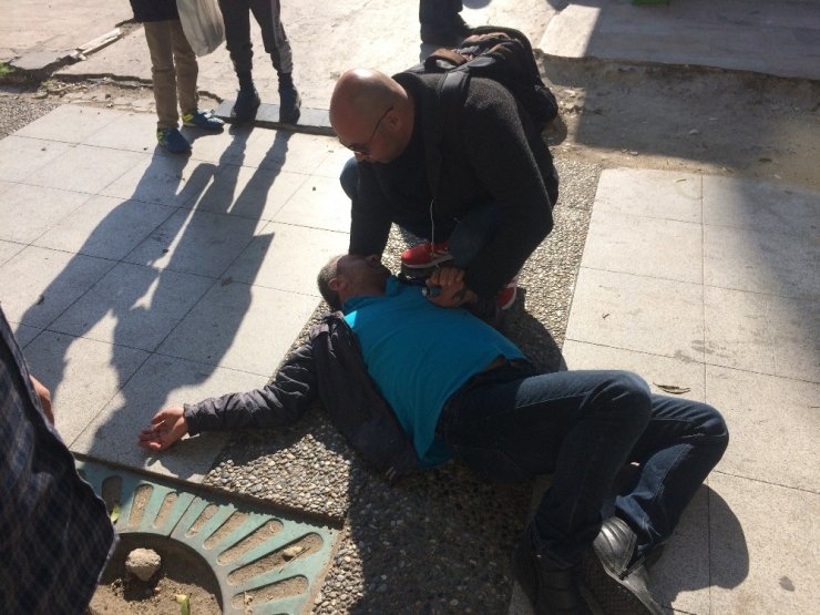 Bir anda yere yığıldı, kendisine müdahale eden adama sarılıp ağladı