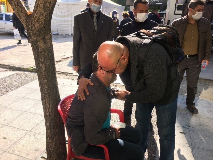 Bir anda yere yığıldı, kendisine müdahale eden adama sarılıp ağladı