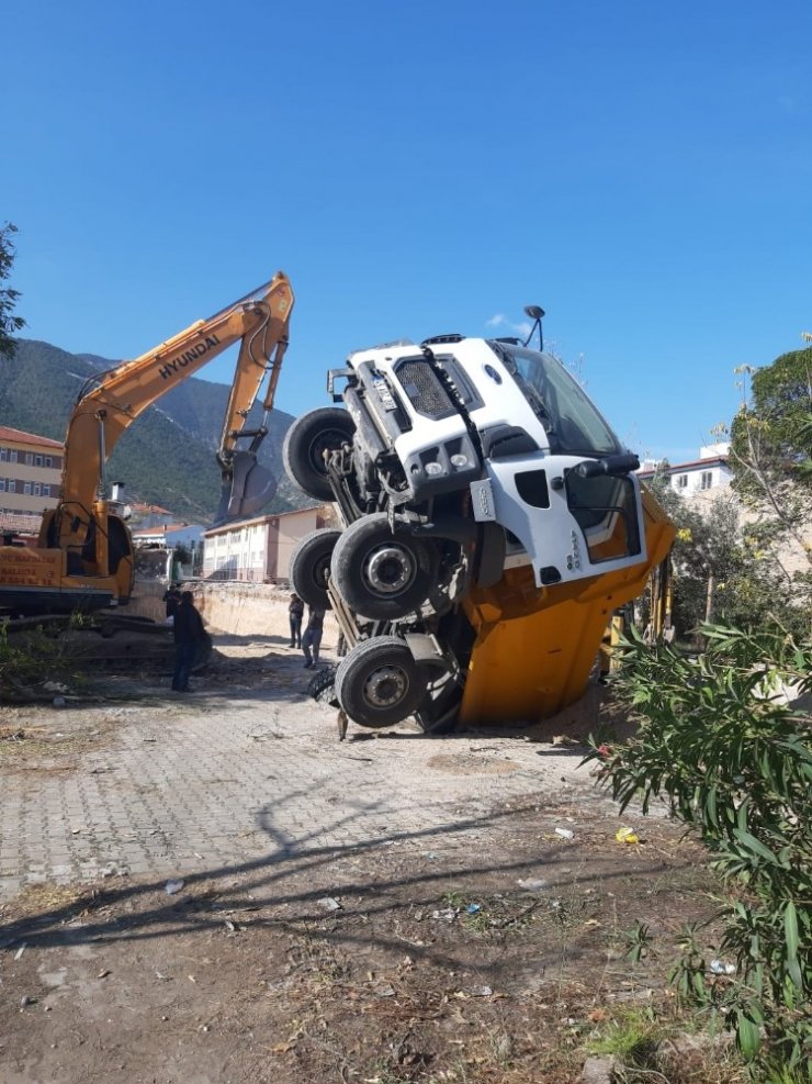 İş kamyonu foseptik çukuruna düştü