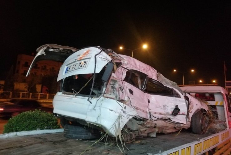 Manisa’da otomobil karşı şeride geçip tıra çarptı: 1 ölü