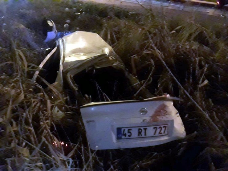Manisa’da otomobil karşı şeride geçip tıra çarptı: 1 ölü