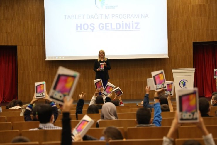 Merkezefendi Belediyesinden100 öğrenciye daha tablet desteği