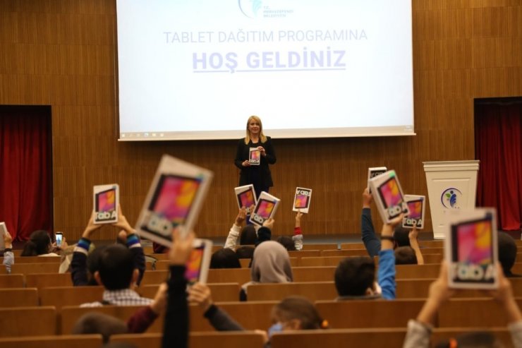 Merkezefendi Belediyesinden100 öğrenciye daha tablet desteği