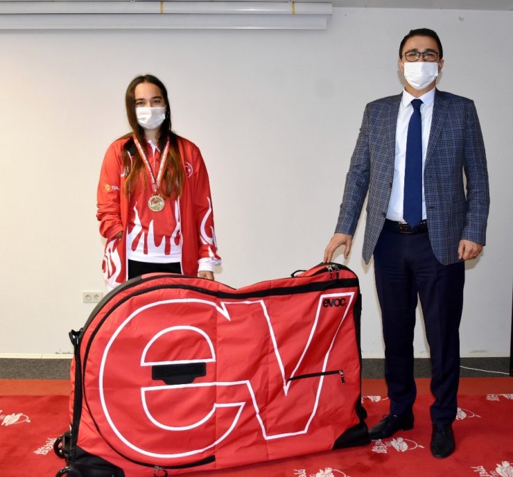 Milli sporcu Miray Ulaş’a malzeme desteği