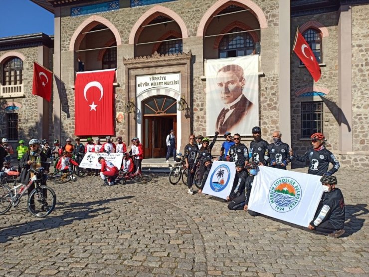 550 kilometreyi bisikletle gidip Ata’nın huzuruna çıktılar