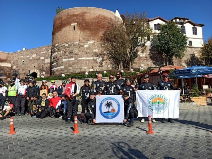 550 kilometreyi bisikletle gidip Ata’nın huzuruna çıktılar