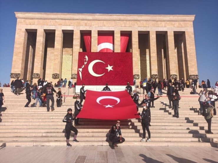 550 kilometreyi bisikletle gidip Ata’nın huzuruna çıktılar