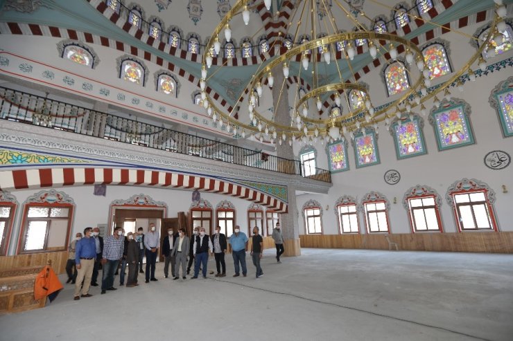 Başkan Tarhan cami inşaatını gezdi