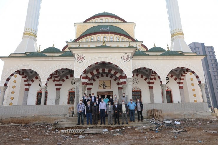 Başkan Tarhan cami inşaatını gezdi