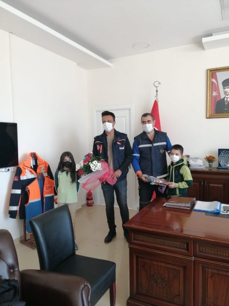 Miniklerden AFAD görevlilerine çiçekli teşekkür