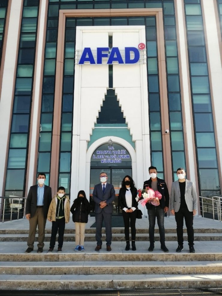 Miniklerden AFAD görevlilerine çiçekli teşekkür