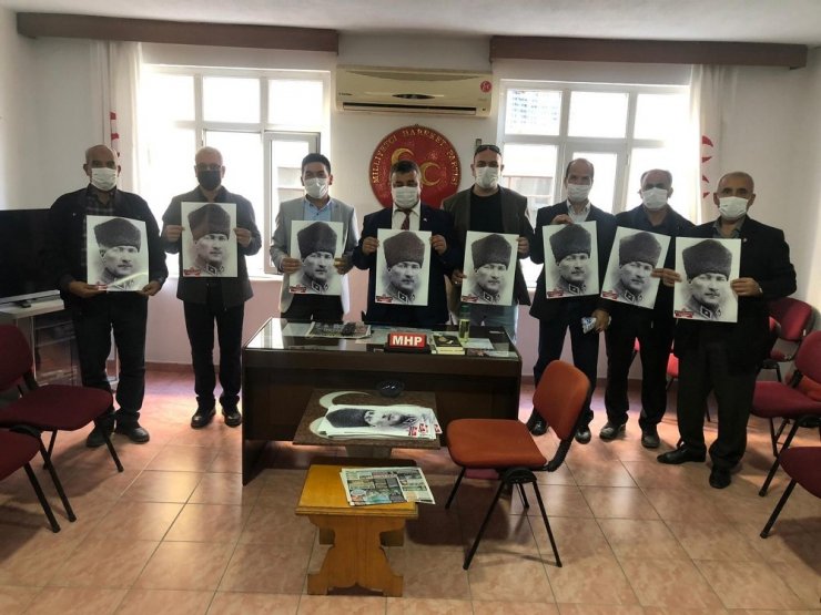 Mut’ta Türk bayrağı ve Atatürk posteri dağıtıldı