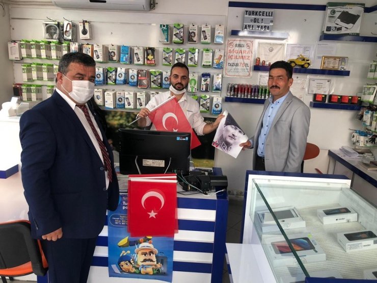 Mut’ta Türk bayrağı ve Atatürk posteri dağıtıldı